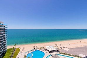 Ein Hotel mit Pool, Strand und Meerblick.