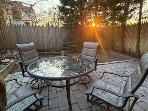 Outdoor dining - Spacious 5-bedroom townhome, 10 mins from PATH train, 20 mins to NYC! (Jersey City)