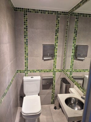 Ein Badezimmer mit Toilette, Bidet und Waschbecken.