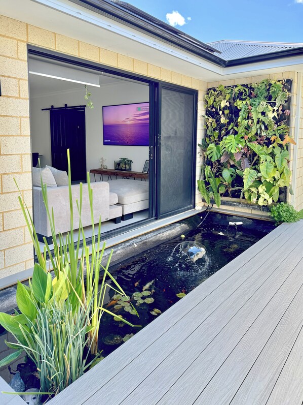 Terrace/patio - 4 Bedroom Home close to CBD and Airport with Pool Table and backyard (Bayswater)