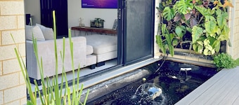 4 Bedroom Home close to CBD and Airport with Pool Table and backyard