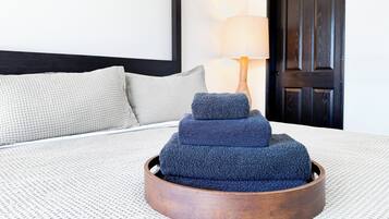 Een strijkplank/strijkijzer, wifi, beddengoed