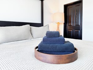 Iron/ironing board, WiFi, bed sheets - 4 Bedroom Home close to CBD and Airport with Pool Table and backyard (Bayswater)