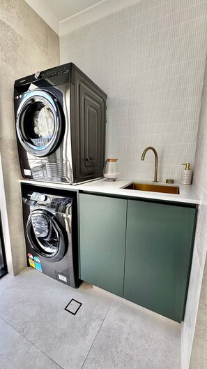 Interior - 4 Bedroom Home close to CBD and Airport with Pool Table and backyard (Bayswater)