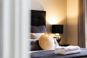 Iron/ironing board, WiFi, bed sheets - The Canberra Grand Suite -Spacious 3BR Apartment (Ballarat Central)