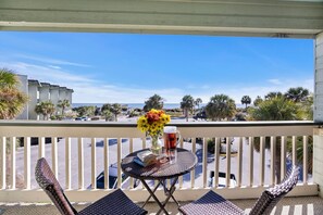 Outdoor dining - Oceanfront Sea Cabin on the Front Beach of Isle of Palms (Isle Of Palms)