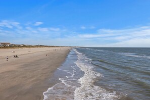 A beach with a sandy shore and a clear sky. - Oceanfront Sea Cabin on the Front Beach of Isle of Palms (Isle Of Palms)