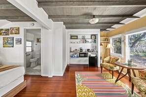 Skrivebord, wi-fi (inkludert) og sengetøy