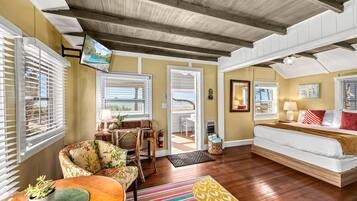 Een bureau, gratis wifi, beddengoed