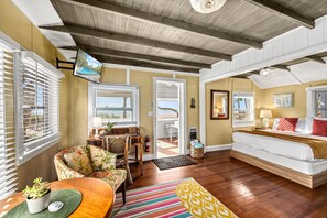 Desk, free WiFi, bed sheets - Gulf Front Escape with Private Deck, Sunporch & Beach Access (Englewood)