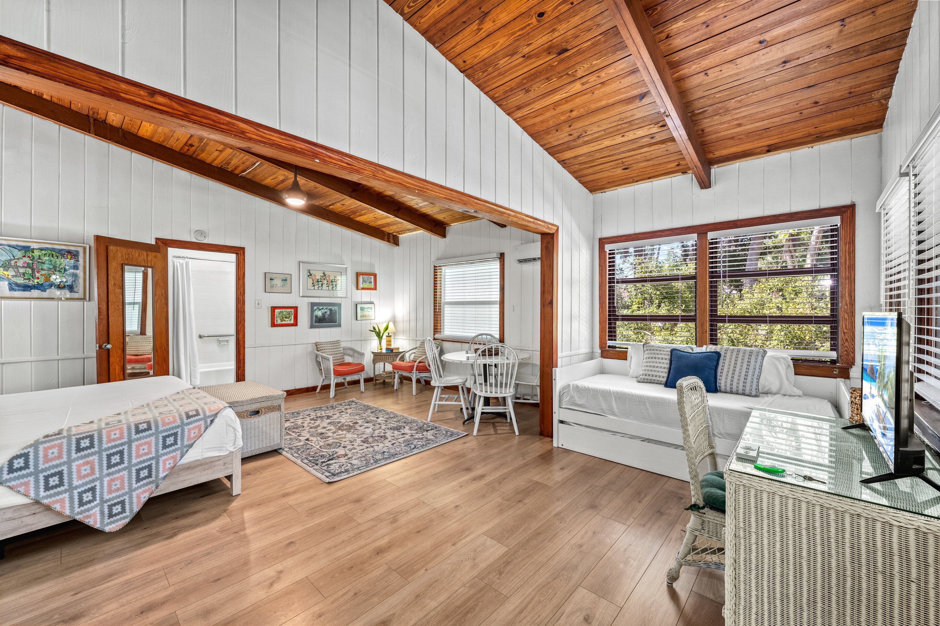 Escritorio, wifi gratis, ropa de cama