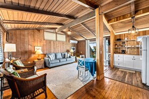 Smart-TV, Tischfußball, Tischtennisplatte, Bücher