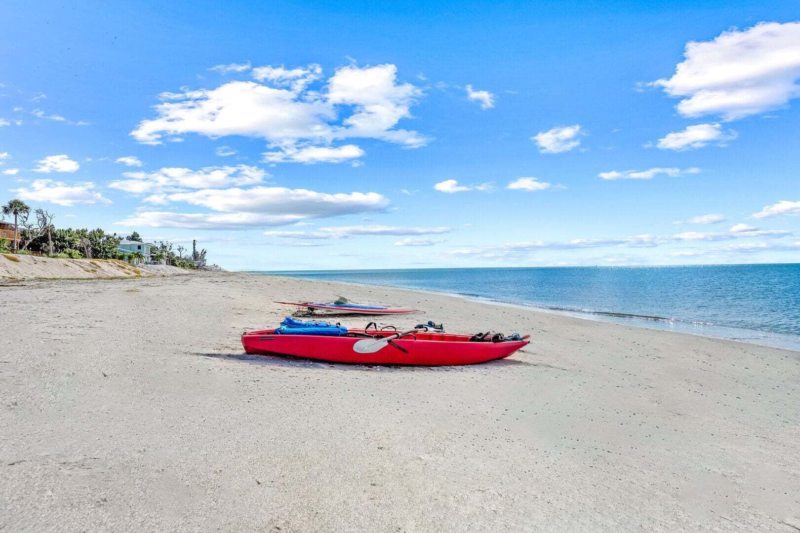 Una playa con kayaks y cielo despejado.