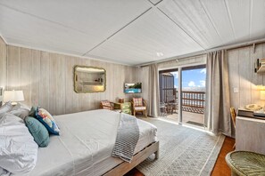 Room - Gulf Front Escape on the Beach with Shared Lounging Deck & Pool (Englewood)