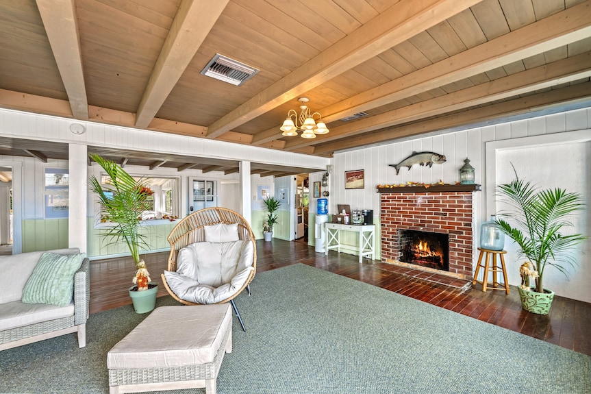 Gulf Front Escape On The Beach With Shared Viewing Deck & Pool - Cozy & Intimate - Englewood, FL