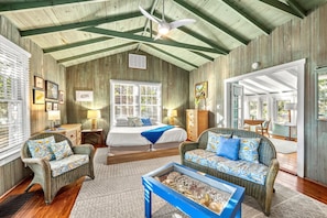 Skrivebord, wi-fi (inkludert) og sengetøy