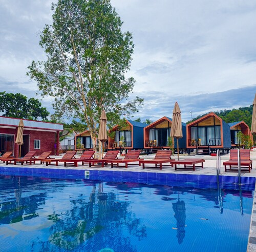  Beach  just a few steps away, offering easy access to the island’s attractions.