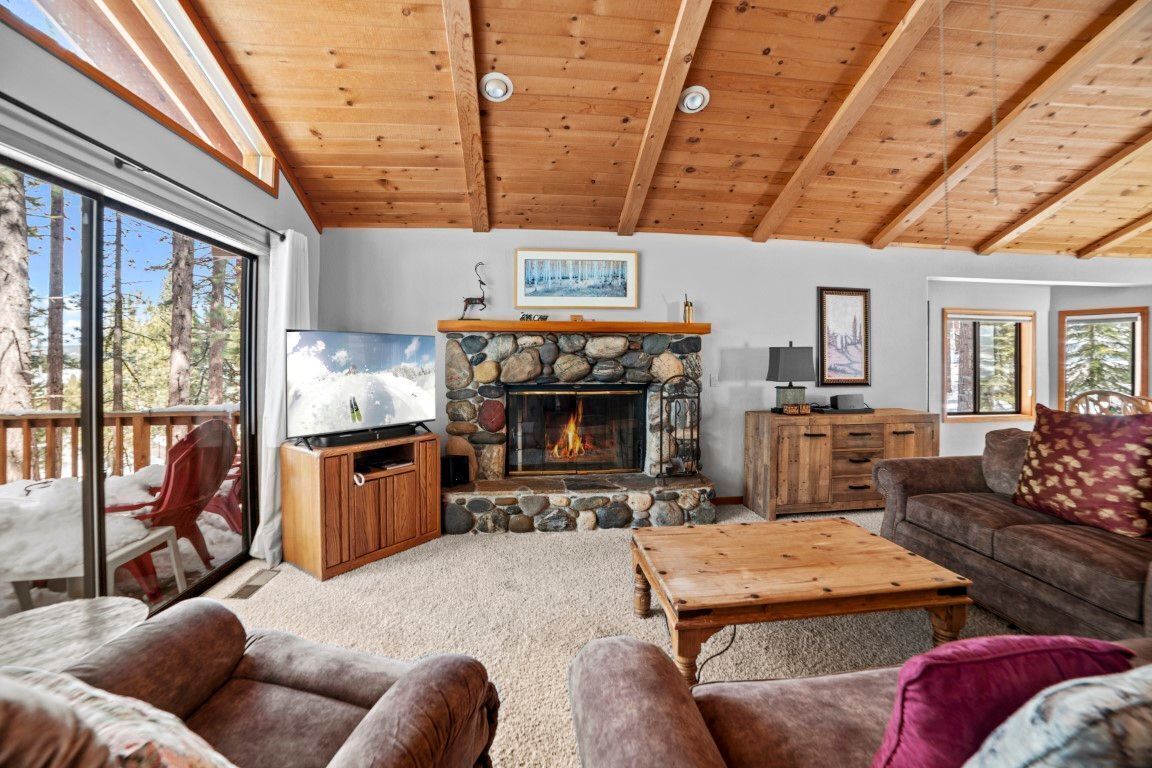 Cozy 4br Mountain Home | Deck, Hot Tub & Shuttle - North Lake Tahoe, CA