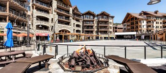 Modern 5BR Home w/ Hot Tub, Deck & Nearby Golf