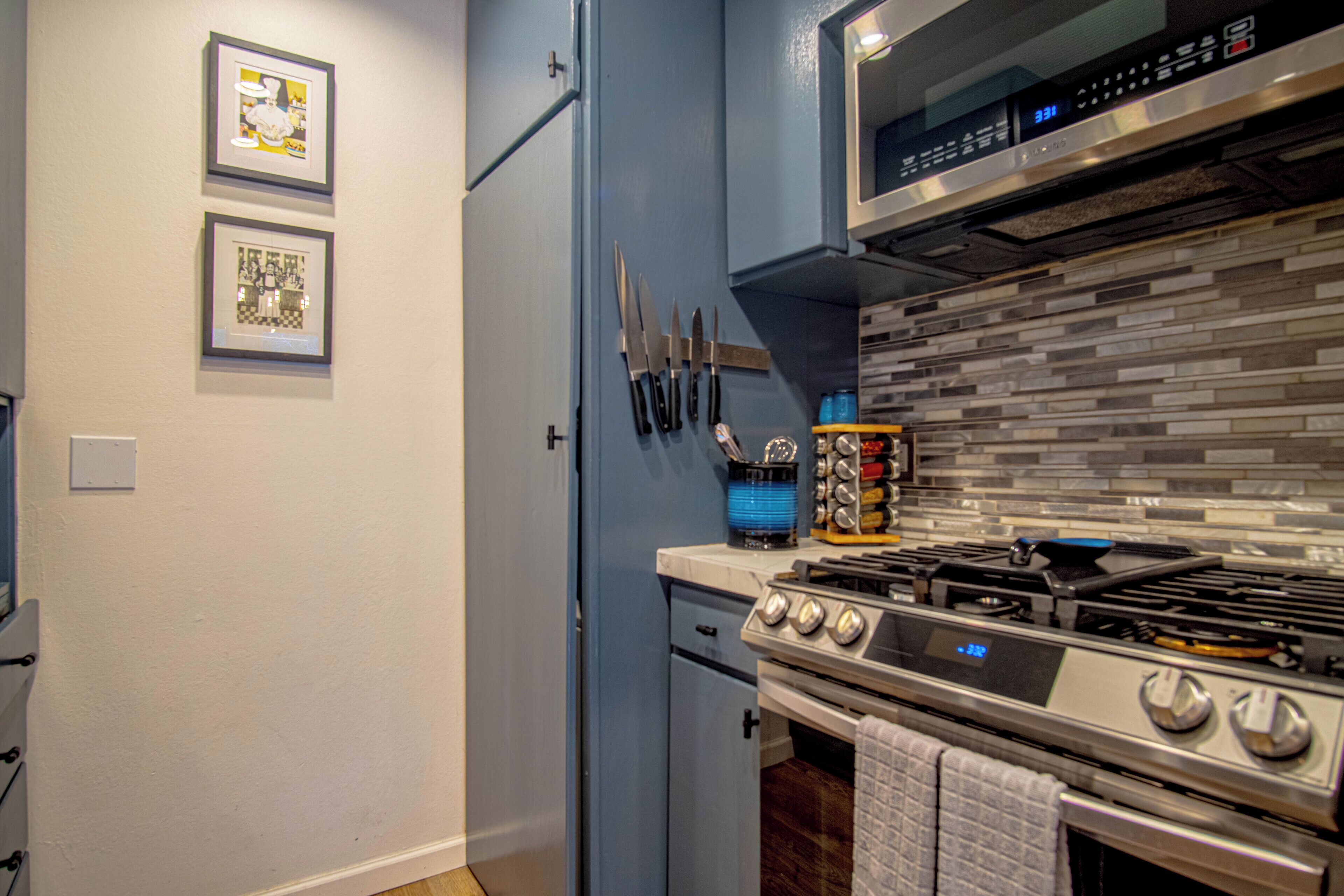 Kjøleskap, mikrobølgeovn, ovn og kokeplater