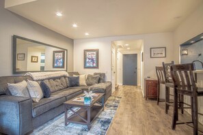 Smart TV, fireplace, books - SV124- Walk to lifts and Town-Hot tub & Pool (Ketchum)