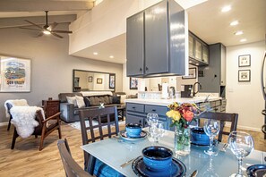 Smart TV, fireplace, books - SV124- Walk to lifts and Town-Hot tub & Pool (Ketchum)