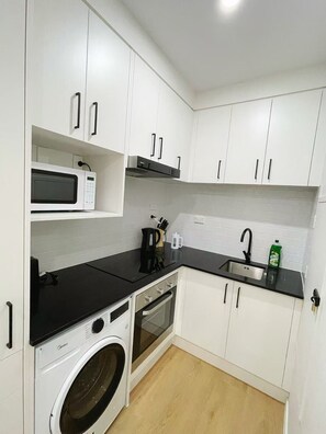 Private kitchen - 5-Bedroom Gem in Auckland CBD (Auckland)