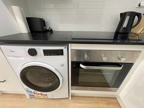 Private kitchen - 5-Bedroom Gem in Auckland CBD (Auckland)