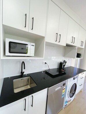 Private kitchen - 5-Bedroom Gem in Auckland CBD (Auckland)