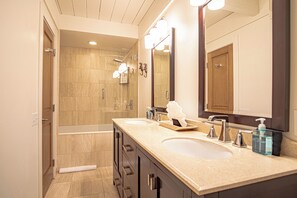 Shower, hair dryer, towels - 4BD Villager Mountain Retreat + SV Resort Passes (Sun Valley)