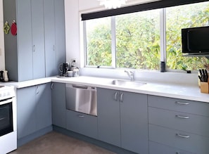 Fridge, microwave, oven, stovetop - Kiwi Bach with Amazing Views (Wānaka)