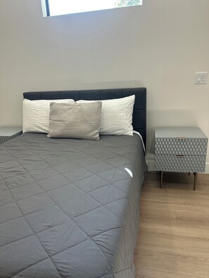 Silitysrauta/-lauta, Wi-Fi, vuodevaatteet