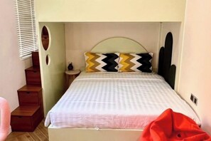 A bed with a headboard, a bedside table, and a chair. - 3 bedroom Villa Venus House Phan Thiet (Phan Thiet)