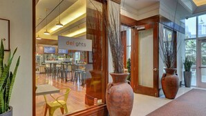 Un restaurante con un letrero que dice 'delights', jarrones grandes y una decoración de estilo moderno.