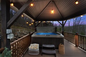 Outdoor spa tub - ⛷️ Stunning 8 Bed Mountain Chalet |  Steps from Holiday Valley | Hot Tub, Sauna, Theatre & Bar (Ellicottville)