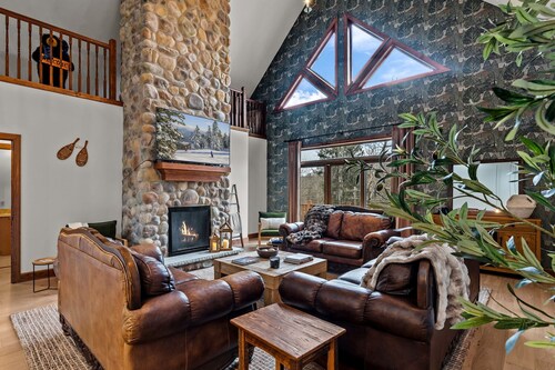 ⛷️ Stunning 8 Bed Mountain Chalet |  Steps from Holiday Valley | Hot Tub, Sauna, Theatre & Bar