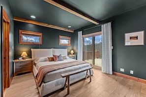 8 bedrooms, desk, iron/ironing board, travel crib