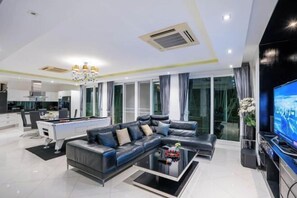 Living area - New 7BR Pool Villa with Slider - VVP31.4 (Pattaya)