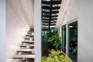 المنشأة من الداخل