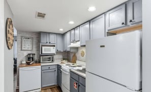 Private kitchen - Cozy Chic 1-bedroom condo in peaceful Pigeon Forge (Pigeon Forge)