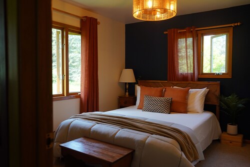 Luxury Mountain-Top Chalet in the Catskills • Hot Tub • Panoramic Views