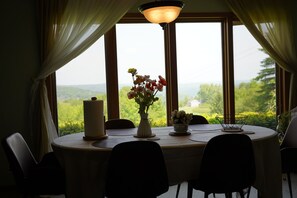 Dining - Luxury Mountain-Top Chalet in the Catskills • Hot Tub • Panoramic Views (Richmondville)