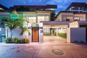 Room - Newly Classy 4BR Pool Villa - VVP31.8 (Pattaya)