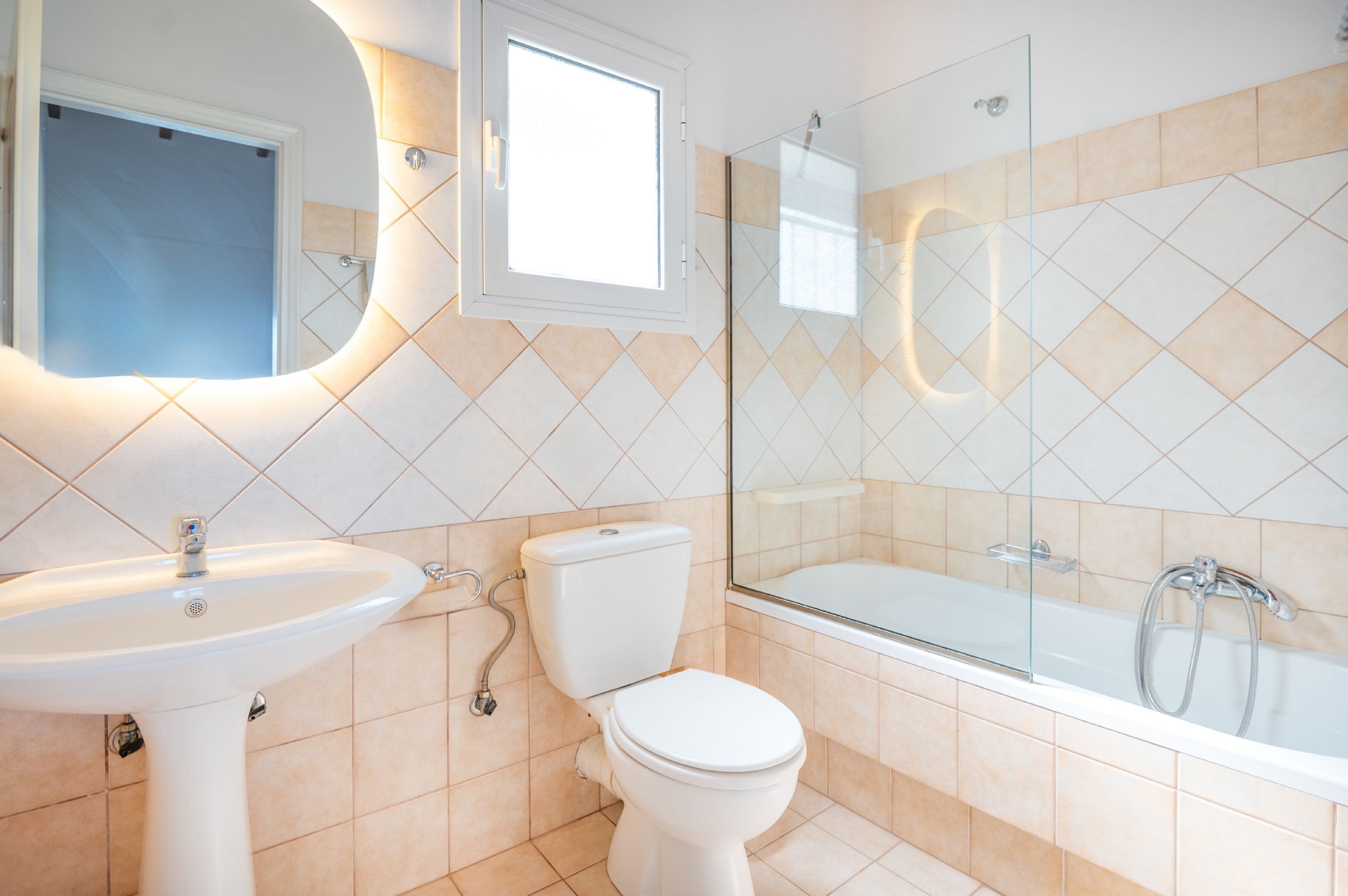 Ein modernes Badezimmer mit Waschbecken, Toilette und einer Duschkabine.