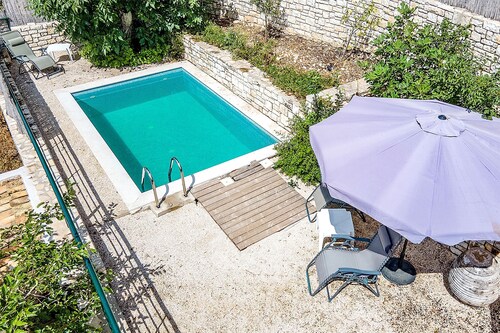 Adamantia: Stone Apartment with Pool, WiFi & Outdoor BBQ