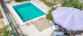 Adamantia: Stone Apartment with Pool, WiFi & Outdoor BBQ