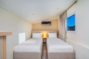 Iron/ironing board, free WiFi, bed sheets - Secluded Villa in Halkidiki – Pool, Balcony, Beach Nearby (Hanioti)