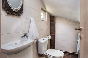 Douche, sèche-cheveux, serviettes fournies