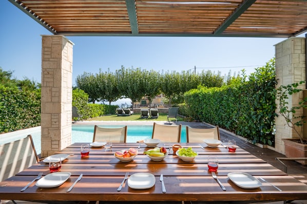 Outdoor dining - Sunny Exclusive Ena – Villa with Private Pool & Sea Views (Hanioti)