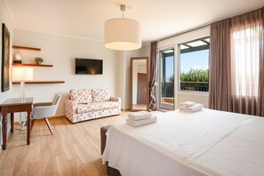Tabla de planchar con plancha, wifi gratis y ropa de cama